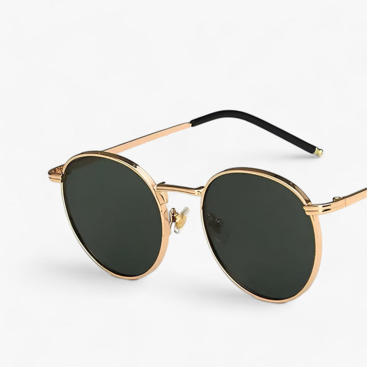 Uniseks design zonnebril met ronde glazen en UV-bescherming, ideaal voor buiten. Trendy metalen frame voor dames/heren.