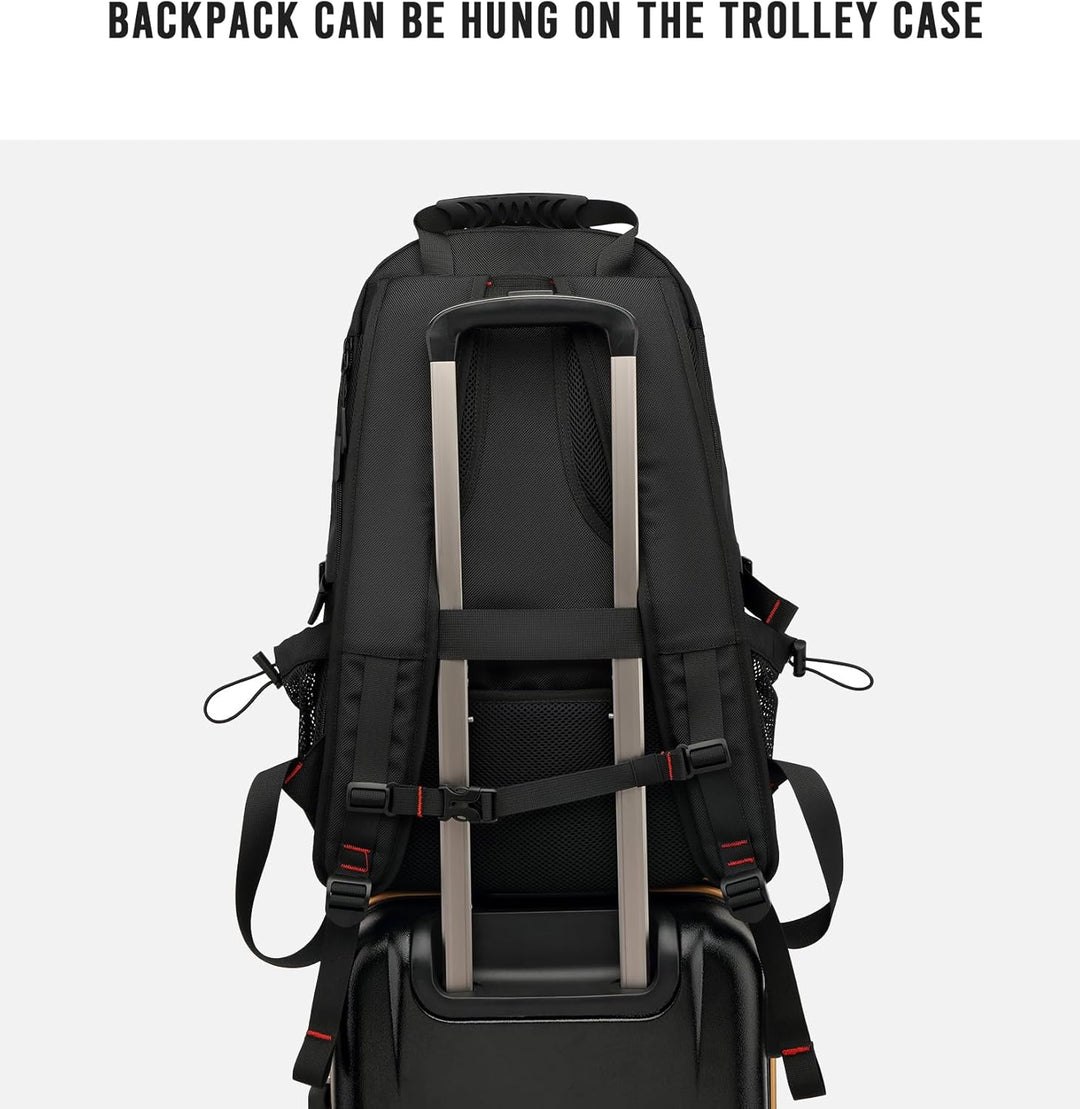 Interieur van de 60L laptoprugzak met georganiseerde vakken en ruimte voor een laptop en reisbenodigdheden.