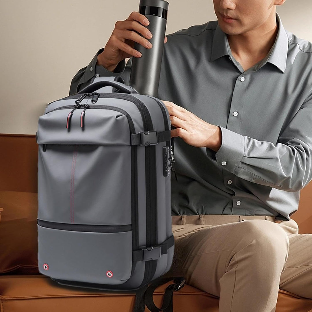 Duurzame waterdichte reisrugzak 60L, beschermt laptop en inhoud tegen weer en wind.