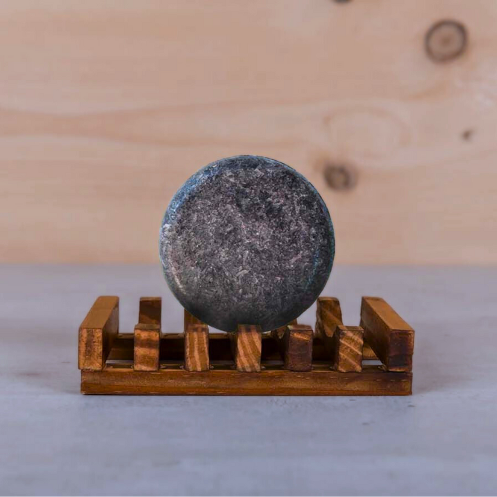 Man wast haar met anti-grijs shampoo bar, herstelt jeugdige uitstraling, voor dagelijks gebruik.