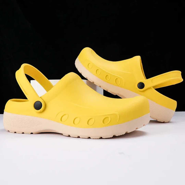 Een paar GripChef antislip werkschoenen, essentieel voor comfort en veiligheid van keukenpersoneel.