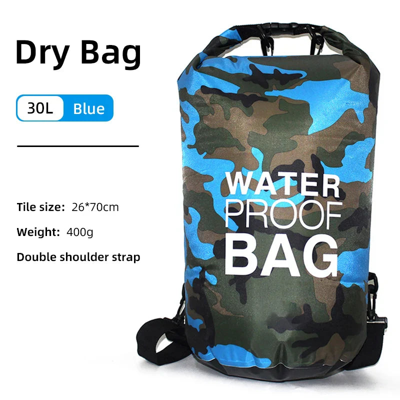 AquaVault dry bag rugzak bij het water, perfect voor watersporten zoals kajakken, kanoën en suppen.