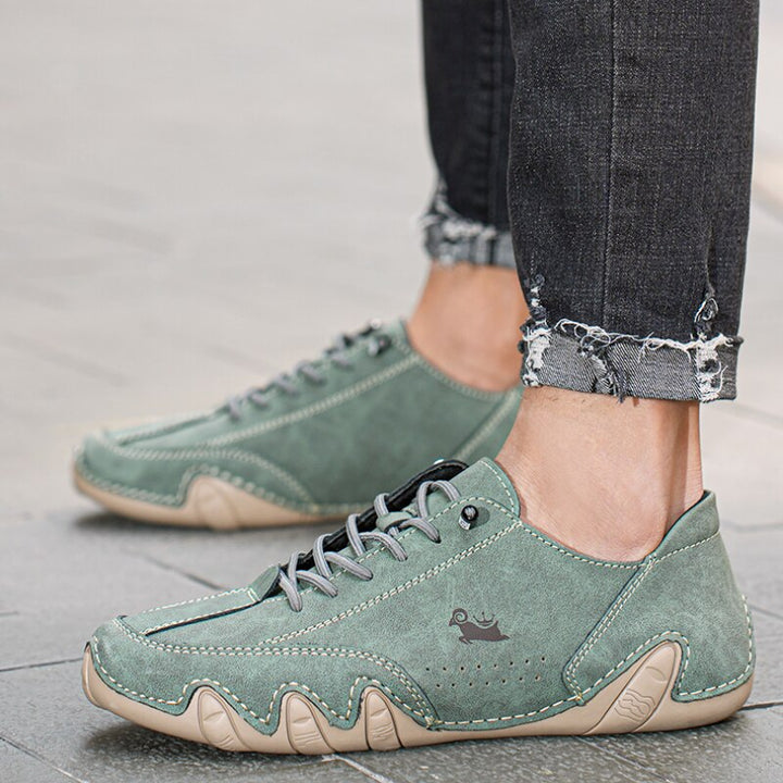 Zijaanzicht van minimalistische unisex barefoot schoenen met flexibele zool en antislip grip.