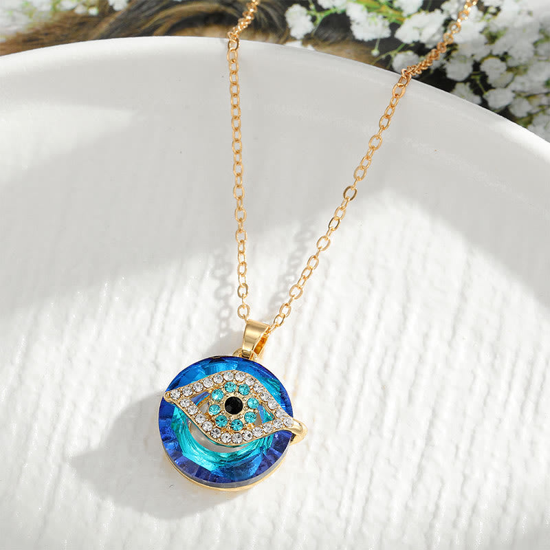 Delicate boze oog ketting, elegant sieraad als symbool van bescherming.