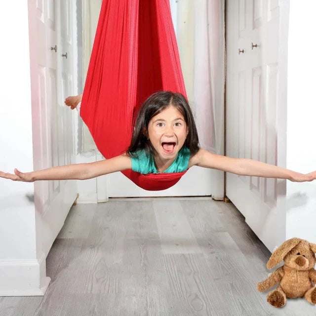 Zachte sensorische binnenschommel CalmGlide voor kalmerende diepe druktherapie, stressvermindering bij kinderen.
