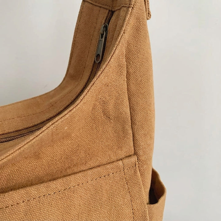 Praktische duurzame canvas messenger tas voor studeren en dagelijkse avonturen.