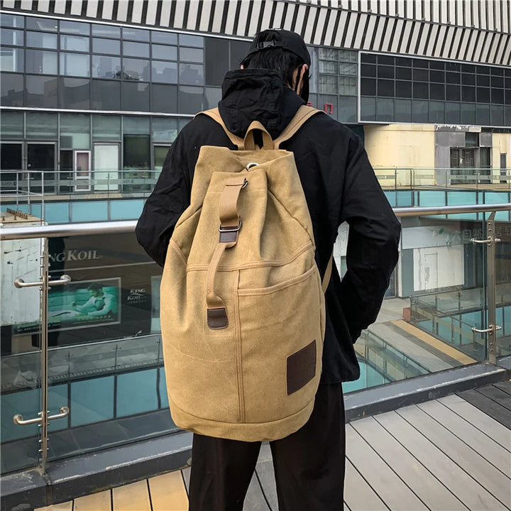 Grote capaciteit unisex canvas rugzak, comfortabel voor lange reizen en stadsverkenning.