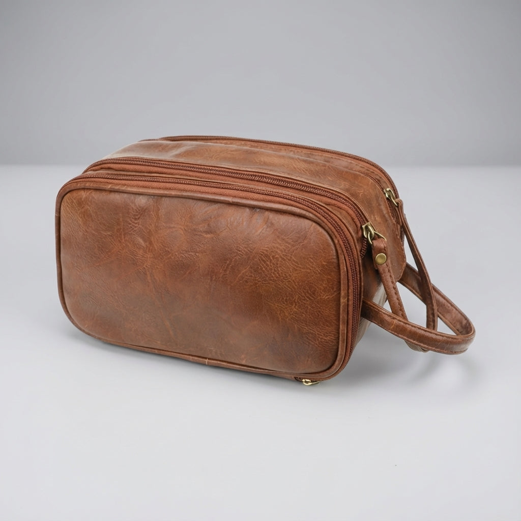 Bruine unisex reistoilettas, waterbestendig met meerdere vakken, perfect voor het compact opbergen van badkameressentials.
