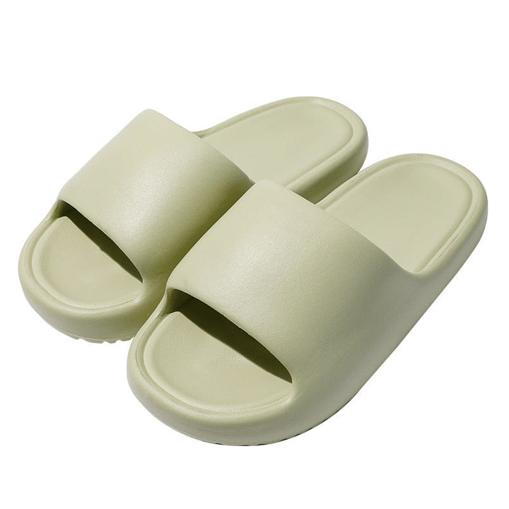 Detail van comfortabele unisex slippers. Zacht en lichtgewicht materiaal, perfect voor ontspanning thuis of onderweg.