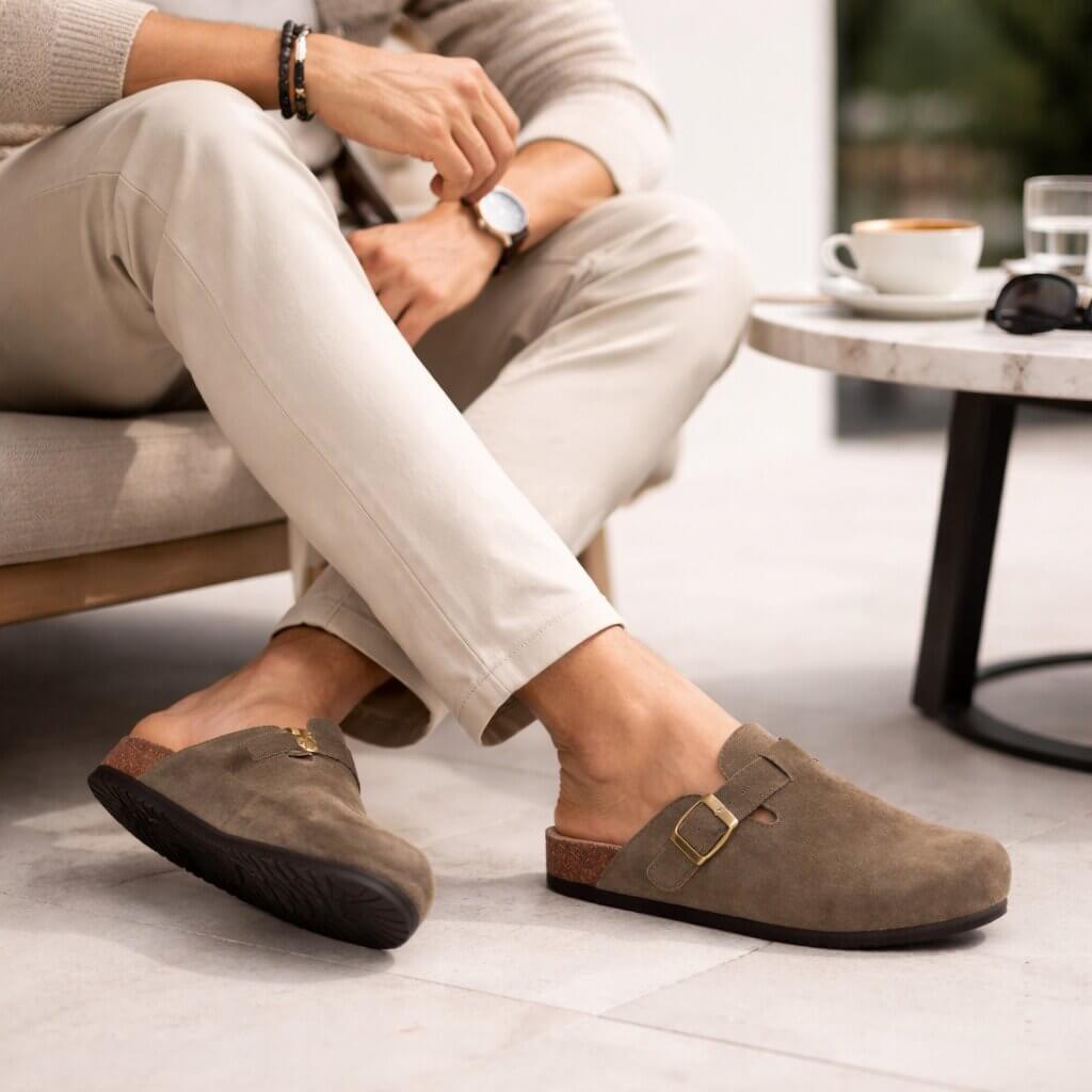 Stijlvolle unisex instappers, clogs met verstelbare gesp, gesloten neus en open hiel. Comfortabel en casual.
