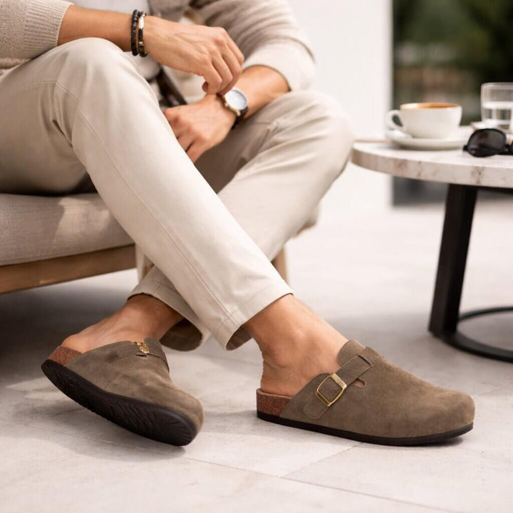 Stijlvolle unisex instappers, clogs met verstelbare gesp, gesloten neus en open hiel. Comfortabel en casual.