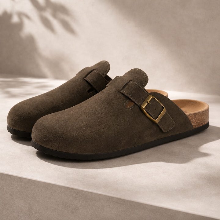 Veelzijdige unisex slippers/klompen met verstelbare gesp; perfect als casual instappers voor binnen en buiten.