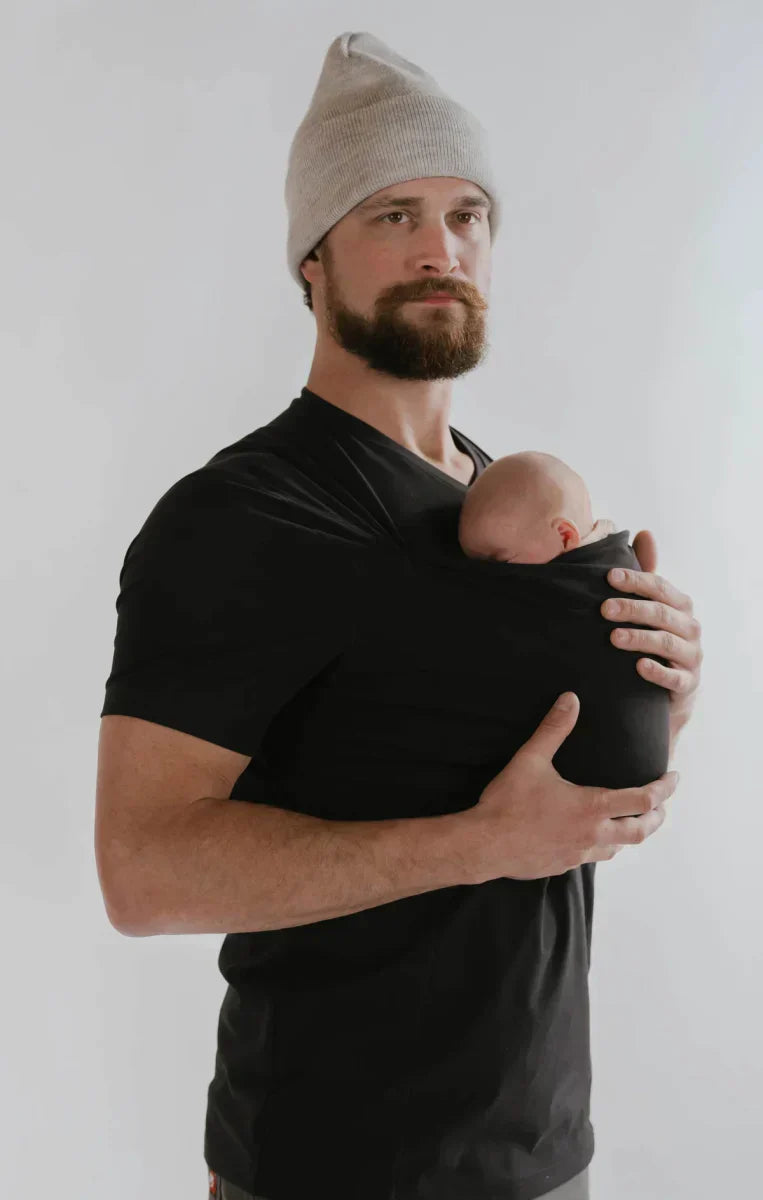 Zwart, comfortabel draagshirt/draagzak voor baby's; ideaal voor actieve ouders.