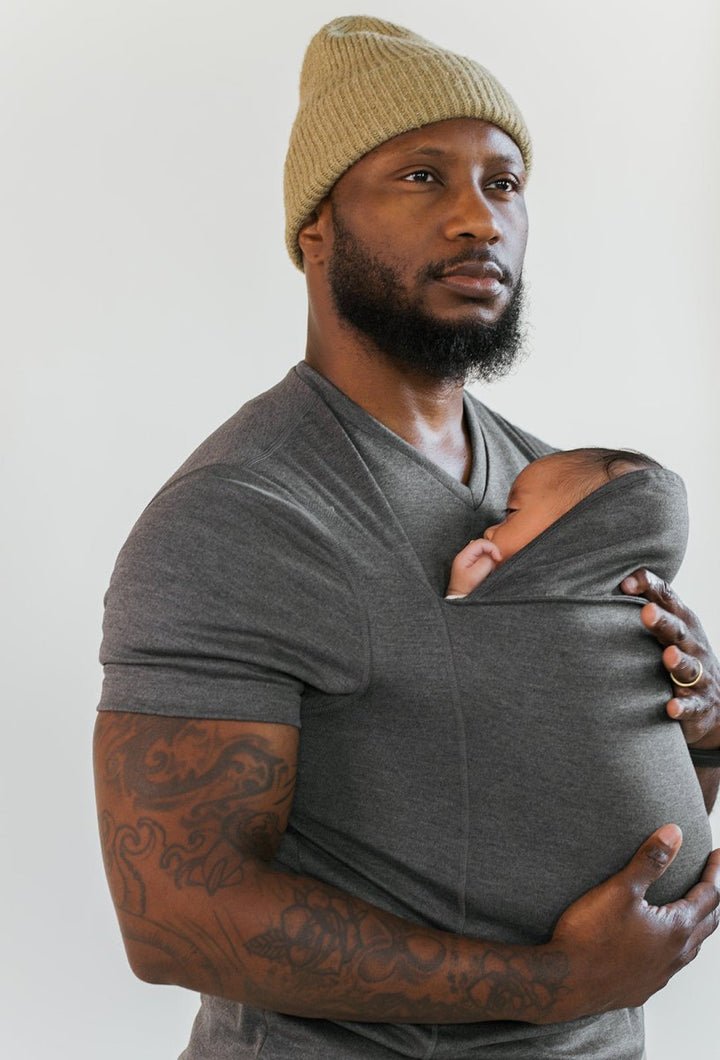 Grijs baby draagshirt, comfortabel en handsfree, perfect voor huid-op-huid contact.
