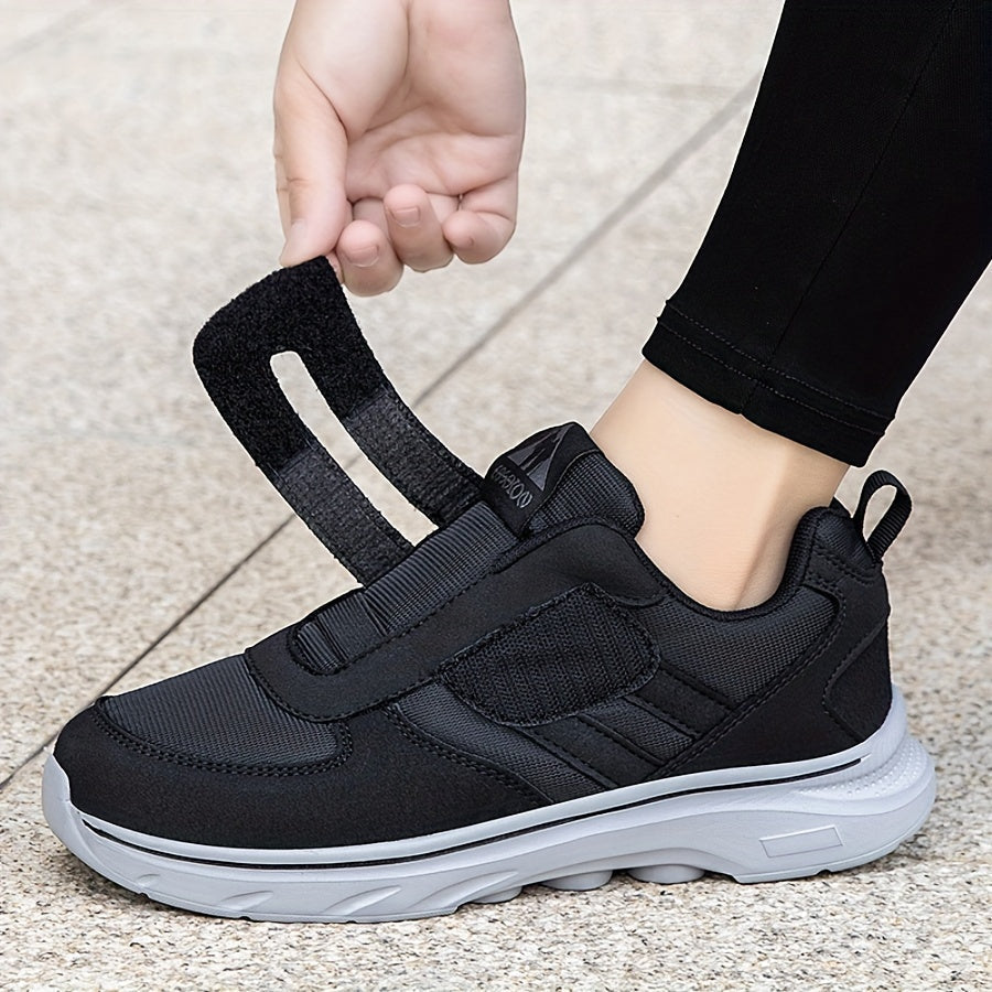 Zwarte unisex EasyStride comfortabele loopschoenen met klittenband voor dagelijks gebruik.