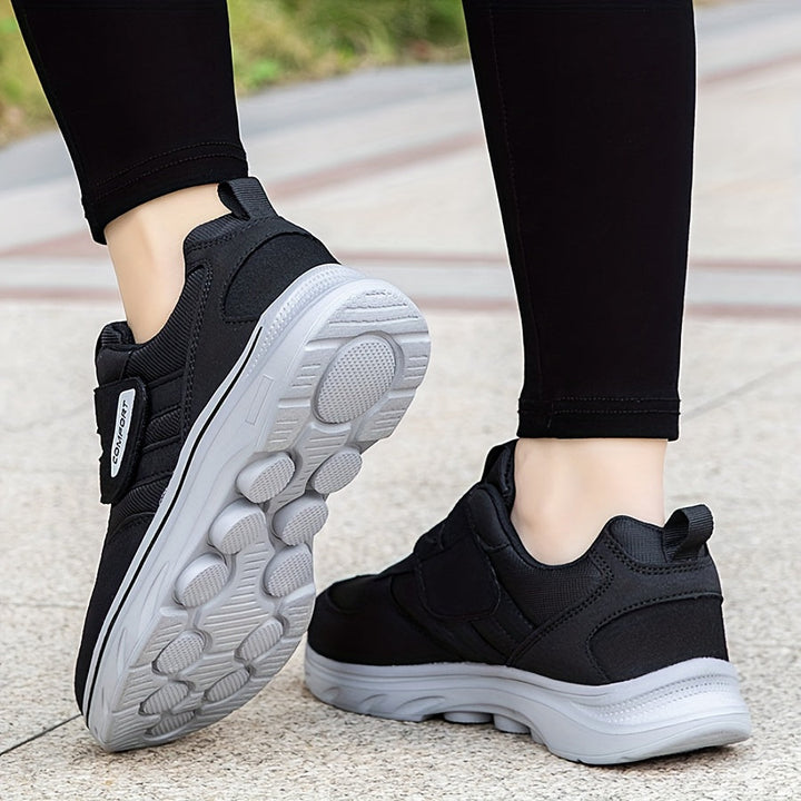 Blauwe lichtgewicht EasyStride sneakers met klittenband, perfect als wandelschoenen.