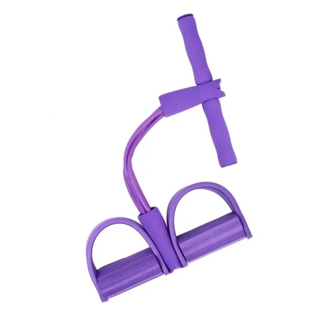 Persoon doet staande oefening met fitness elastiek voor complete full-body krachttraining thuis.