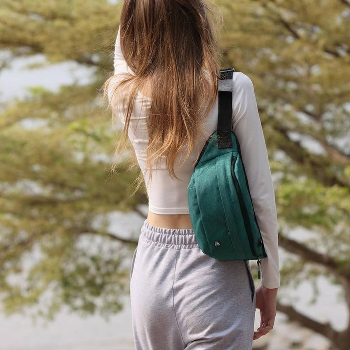 Unisex FlexSling nylon sling tas, waterafstotend en ruim met meerdere vakken. Perfect voor dagelijks gebruik of reizen.