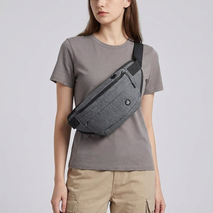 Stijlvolle FlexSling nylon sling tas met waterafstotende stof en meerdere vakken. Draagbaar als heuptas of schoudertas.