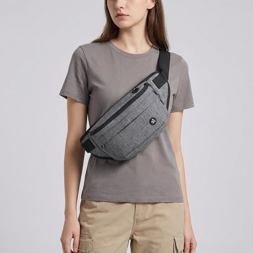 Model draagt FlexSling unisex nylon sling tas, waterafstotend. Ideaal voor stedentrip, reizen of actieve outdoor momenten.