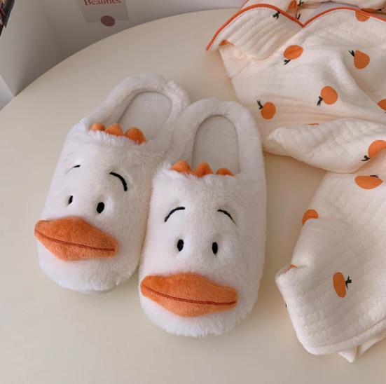Gezellige warme dieren sloffen die comfort en behaaglijke warmte bieden aan iedereen.