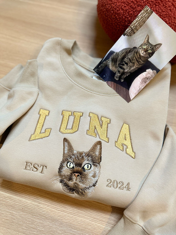 Stijlvol unisex kledingstuk met uniek geborduurd huisdierontwerp; ideaal voor trotse dierenbezitters.