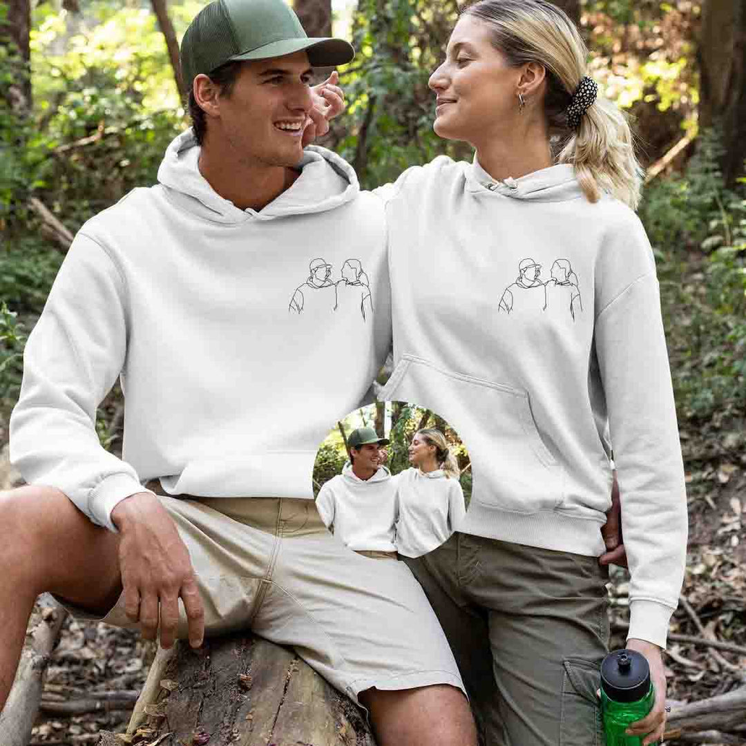 Stijlvolle unisex hoodie met gepersonaliseerd fotoborduurwerk, toont de hoge kwaliteit van herinneringskleding.