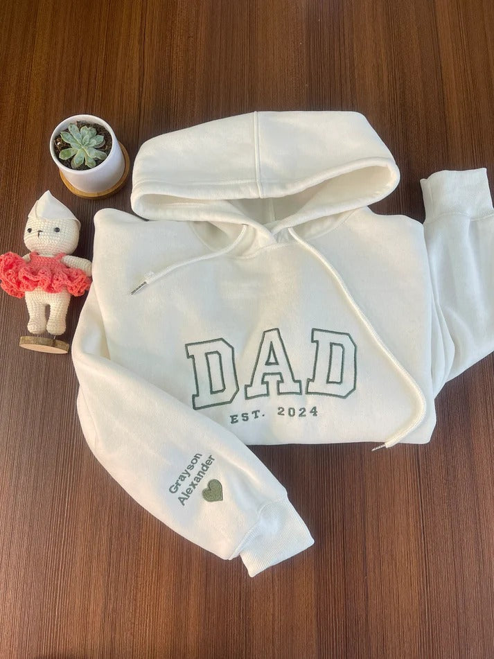 Unisex gepersonaliseerde trui met geborduurde namen, ideaal als uniek familie cadeau voor Vaderdag of Moederdag.
