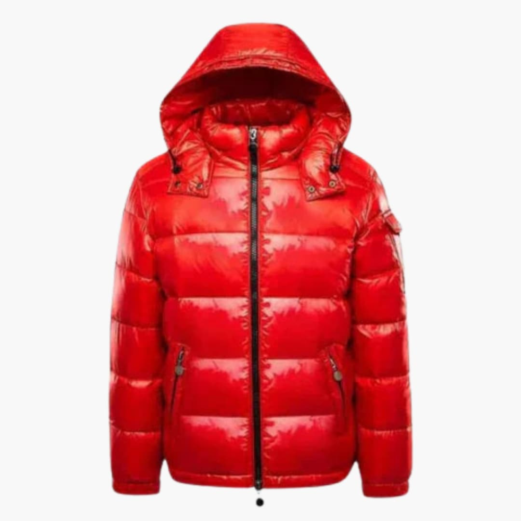 Warm rood unisex gewatteerd jack met capuchon voor dames en heren. Perfecte stijlvolle winterjas voor outdoor activiteiten.
