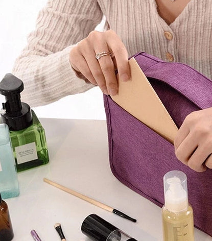 Afgesloten compacte waterdichte toilettas organizer, klaar voor transport, unisex design voor dames en heren.