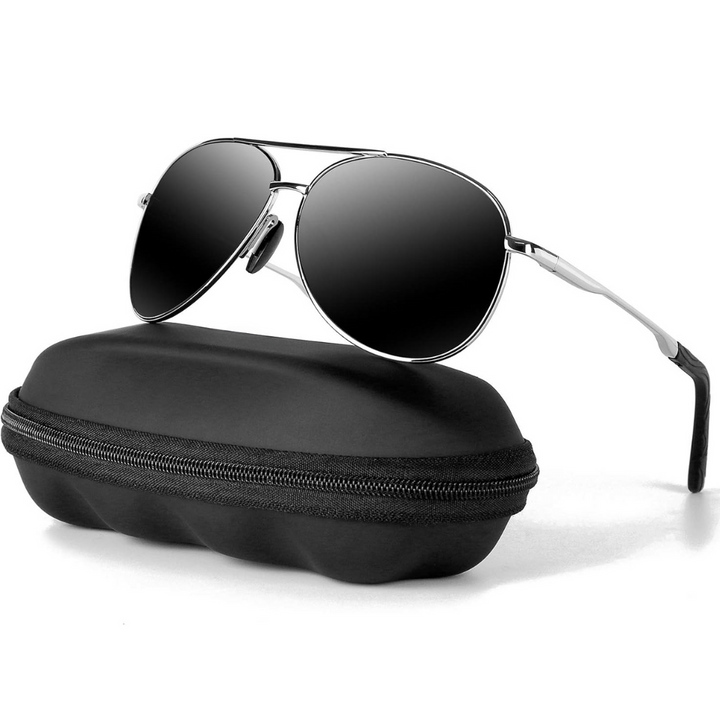 Model draagt Joey unisex aviator zonnebril. Comfortabel, stijlvol en UV400 gepolariseerd voor heren/dames.