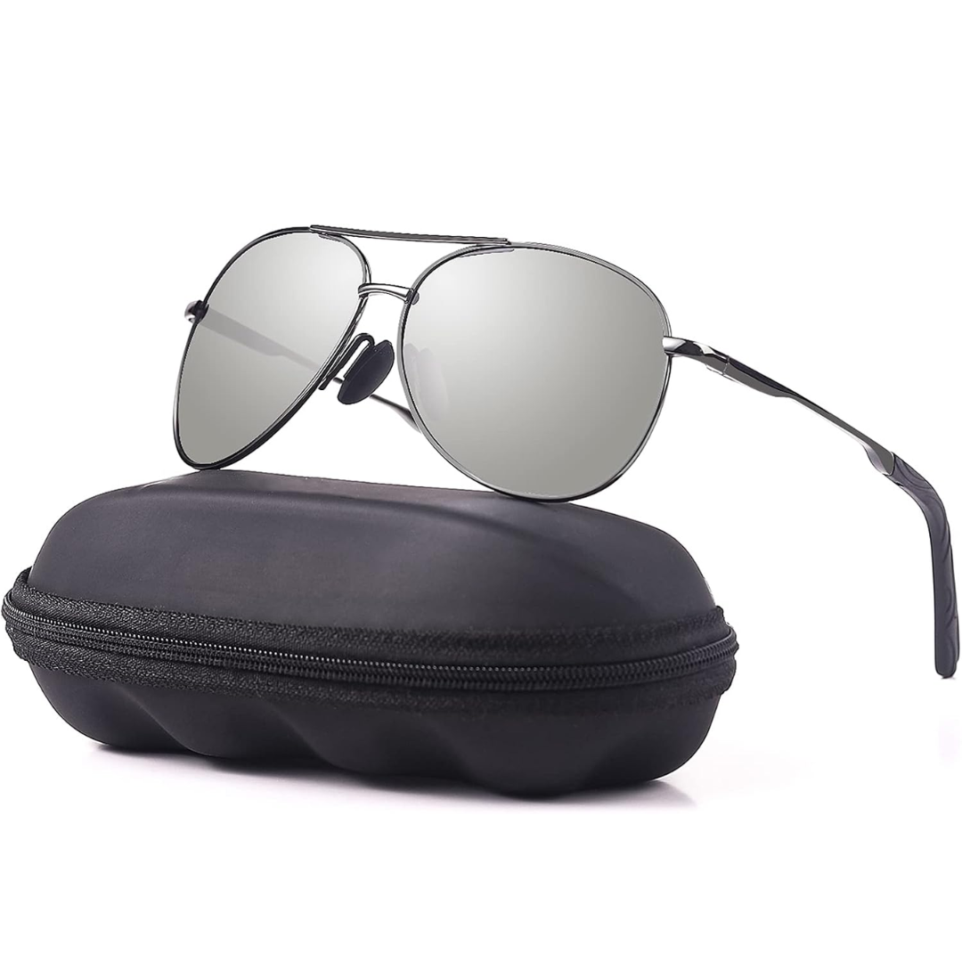 Hand houdt Joey gepolariseerde aviator zonnebril vast. Robuust metaal montuur met UV400 oogbescherming.