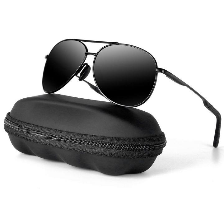 Stijlvolle Joey aviator zonnebril buiten gedragen. Gepolariseerde UV400 bescherming voor elke unisex look.