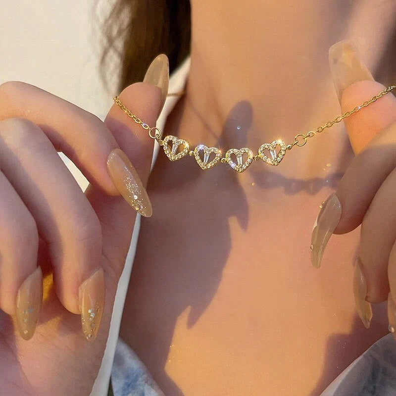 Gouden rvs klavertje vier ketting. Elegant sieraad voor geluk en liefde. Perfect unisex cadeau.