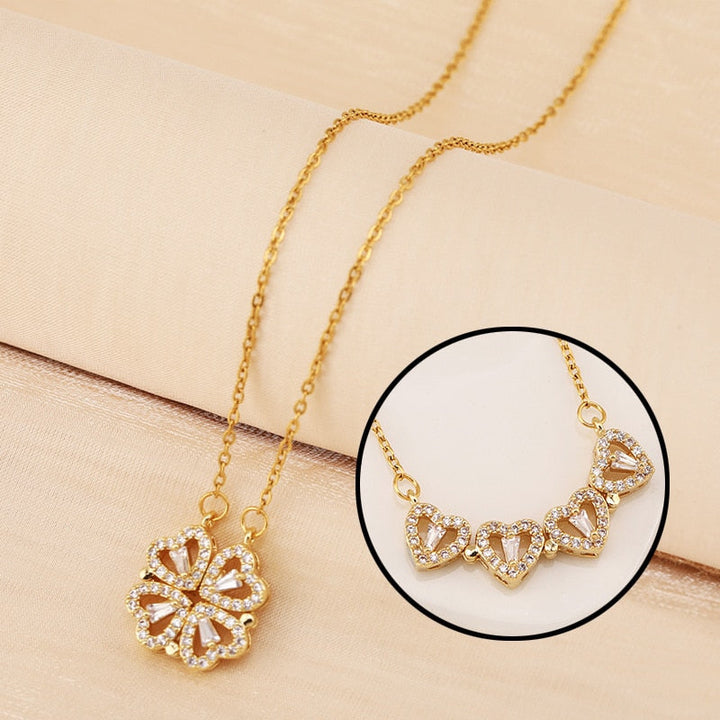 Man of vrouw draagt een stijlvolle unisex klavertje vier ketting. Rvs sieraad voor geluk en liefde.