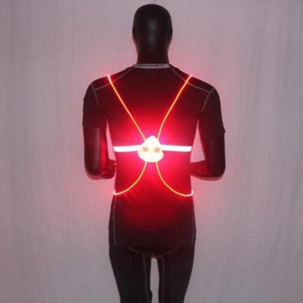 High-visibility veiligheidsvest met ingebouwde LED-verlichting voor maximale zichtbaarheid in het verkeer.