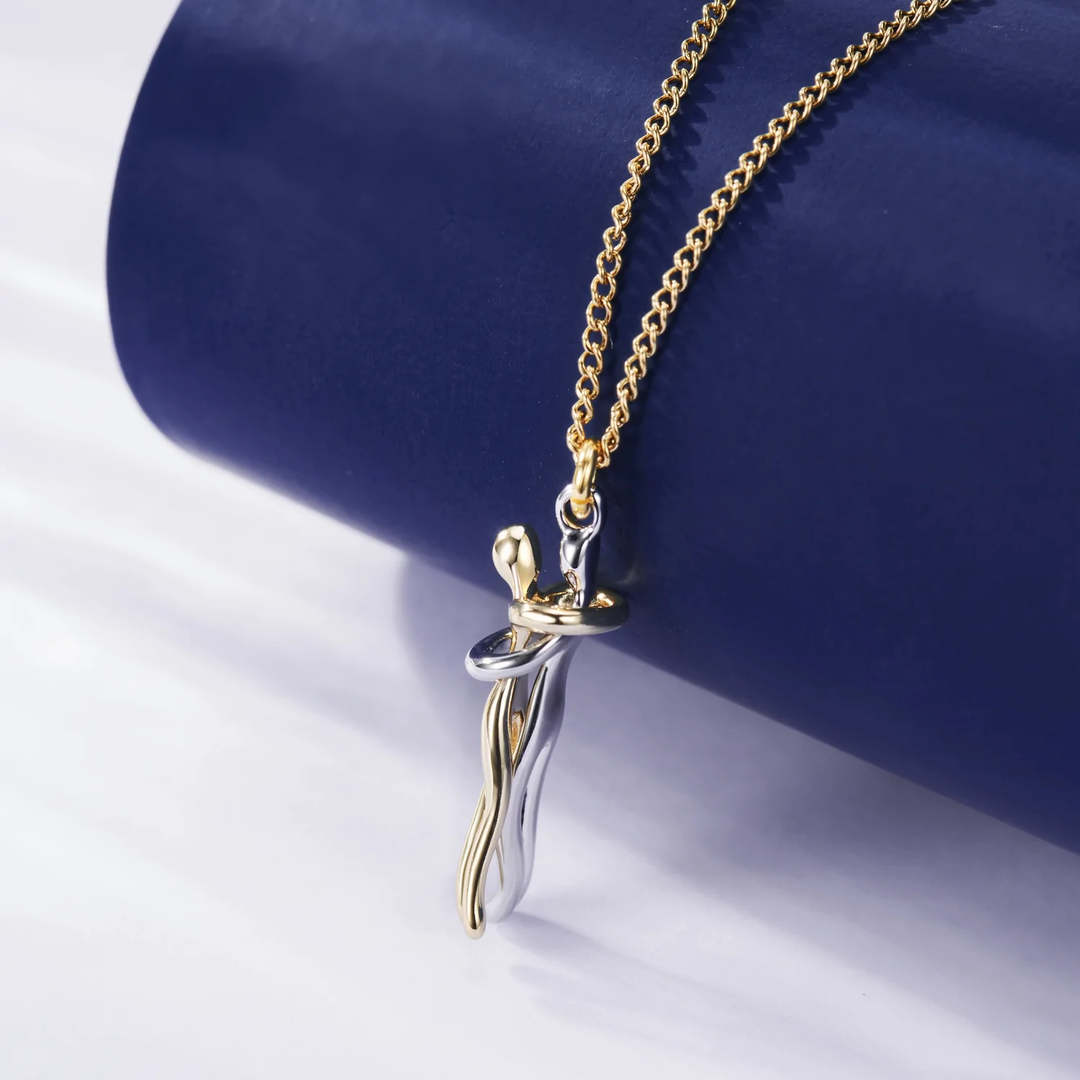 Gedetailleerde RVS knuffel ketting, een uniek liefdes symbool voor hem en haar. Hypoallergeen sieraad.