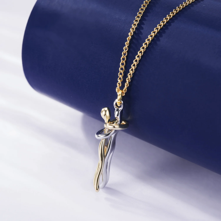 Gedetailleerde RVS knuffel ketting, een uniek liefdes symbool voor hem en haar. Hypoallergeen sieraad.