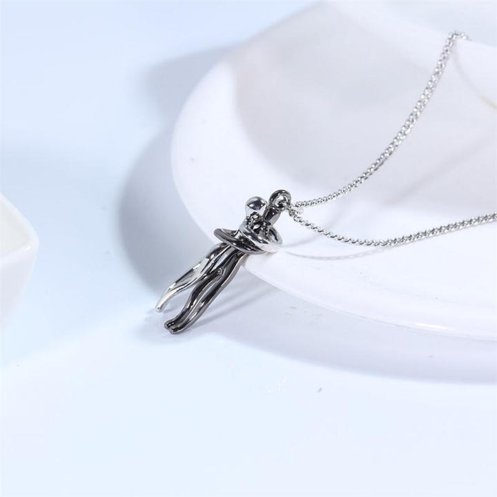 Close-up van de knuffel hanger, een unieke RVS ketting die liefde en samenzijn viert.