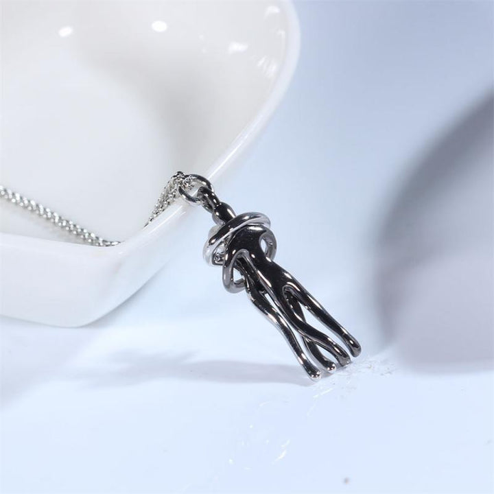 Stijlvolle unisex ketting met 'hugging love' hanger, gemaakt van hypoallergeen RVS. Tijdloos ontwerp.