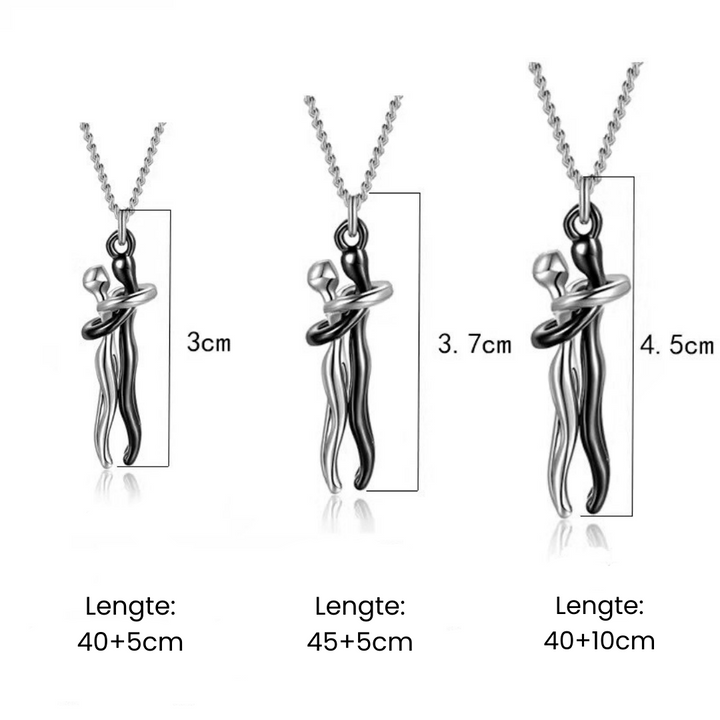 Model draagt elegante unisex knuffelketting. Ideale liefdesketting en stijlvol relatiegeschenk.