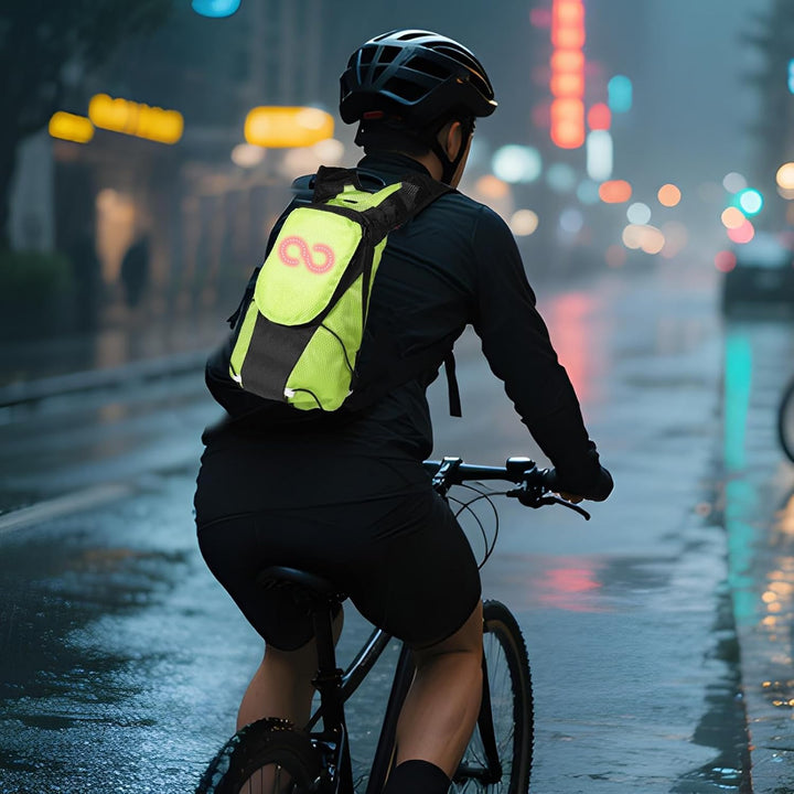 Opvallende oranje LED motorfietsrugzak, verhoogt veiligheid en stijl op de weg tijdens het rijden.