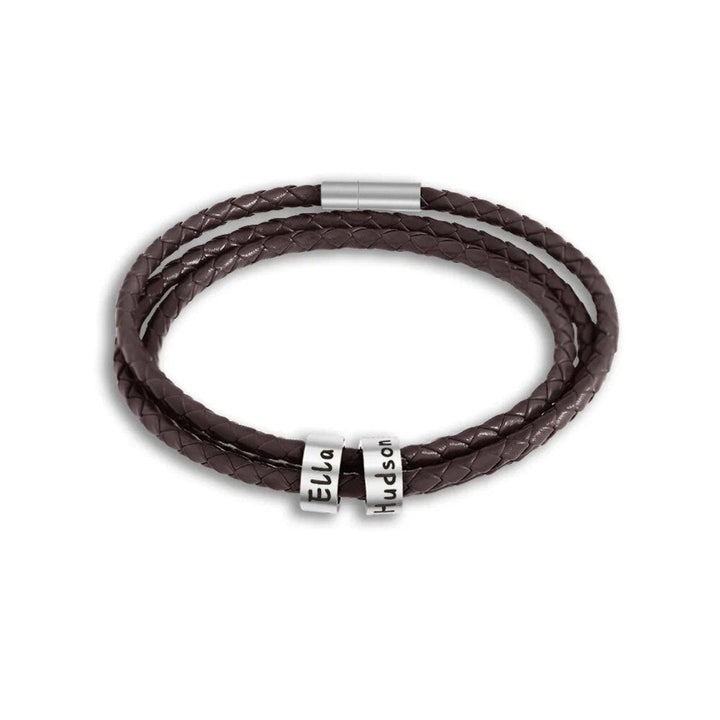 "Unisex leren armband met zilveren kralen en persoonlijke namen in zwart of bruin, stijlvol en betekenisvol accessoire."