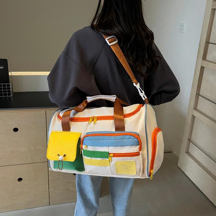 FlexaBag lichtgewicht nylon reistas met trendy kleurblokken design; perfecte unisex sport- & weekendtas.