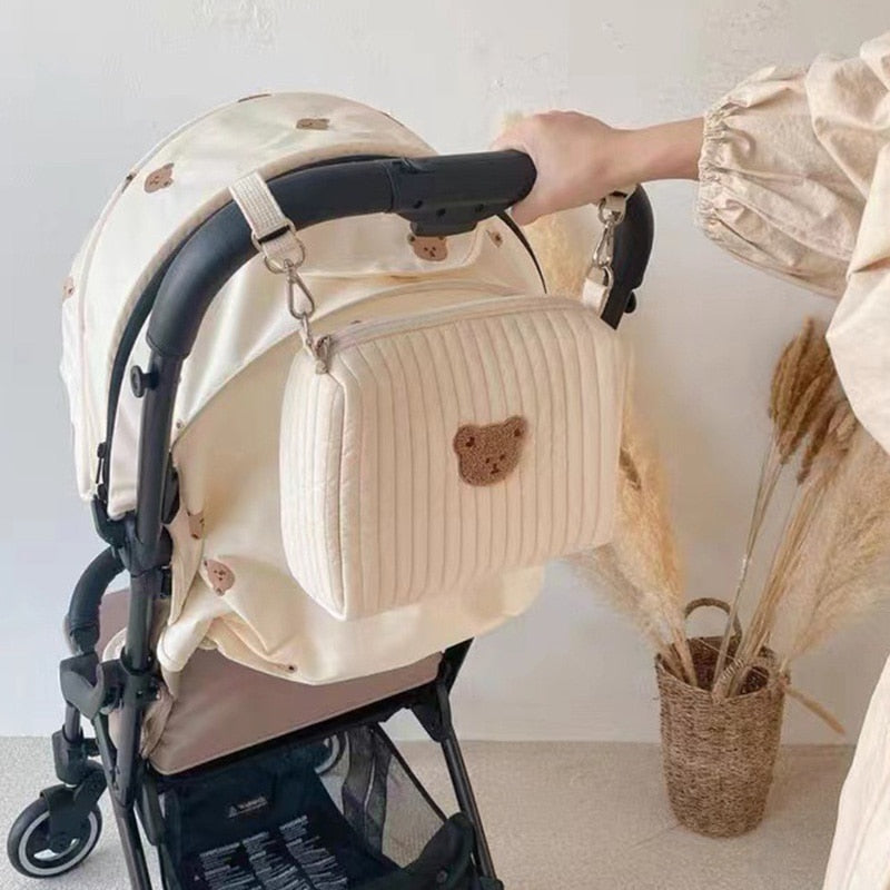 Neutrale beertjes luiertas, ideaal voor aan de kinderwagen of als reistas voor baby spulletjes.