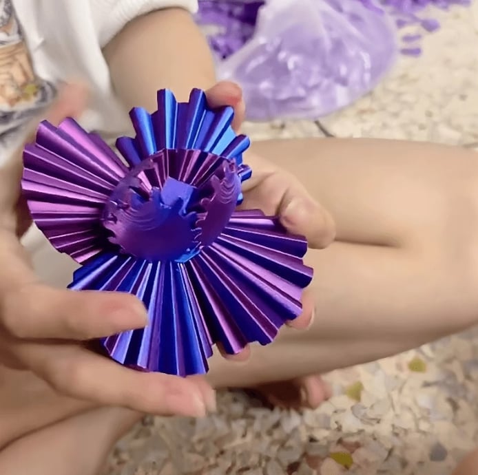 Zijaanzicht van de MechSphere, tonend het complexe maar intuïtieve mechanische design van dit stressverminderaar.