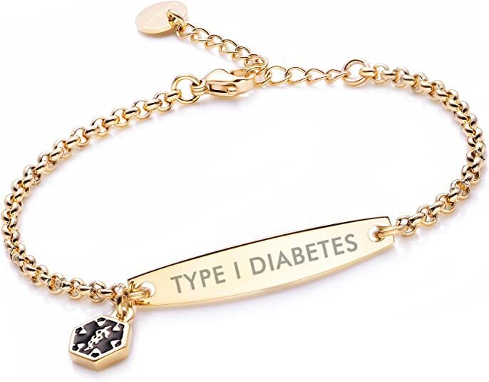 Close-up van de 'DIABETES ALERT' tekst op de medische identificatie armband, cruciaal voor snelle noodhulp.