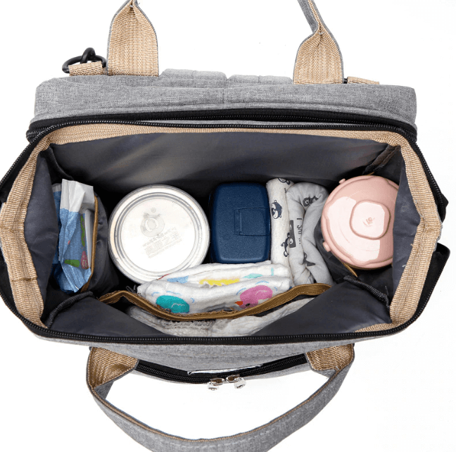 Georganiseerde luiertas met aparte vakken en opvouwbaar babybed, ideaal voor elke reis.