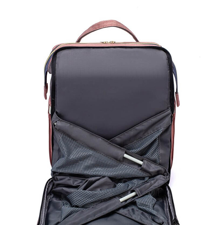 Praktische luiertas die uitvouwt tot een veilig reisbed voor baby's, georganiseerd reizen met gemak.