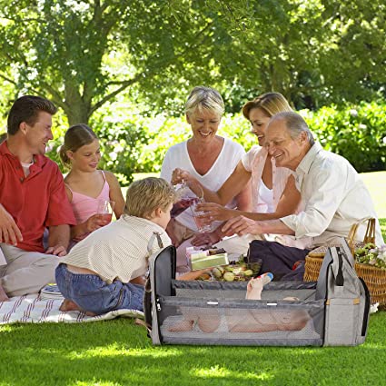 Comfortabel opvouwbaar babybed geïntegreerd in een stijlvolle multifunctionele luiertas voor ouders.